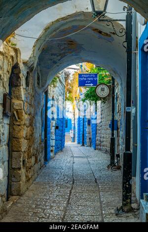 Vue sur une rue étroite à Tssfat/Safed, Israël Banque D'Images