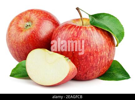 Fruits mûrs de pomme rouge avec tranche de pomme et feuilles vertes de pomme isolées sur fond blanc. Pommes et feuilles rouges avec passe-cheveux Banque D'Images