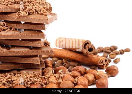 Carreaux de chocolat et noix isolés sur fond blanc. Banque D'Images