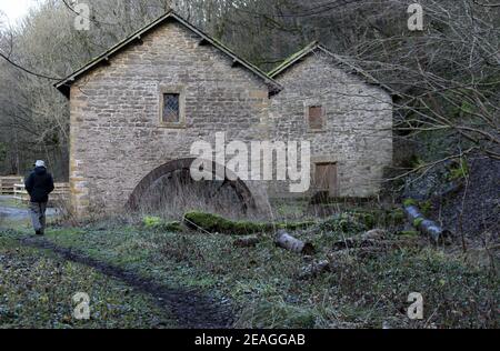 Sentier public passant devant l'ancien moulin à eau d'Ashford in L'eau près de Bakewell Banque D'Images