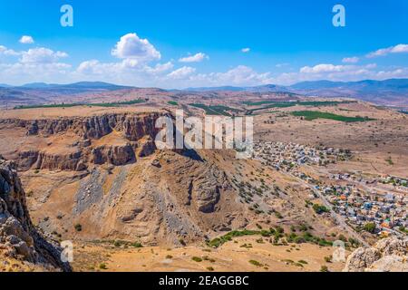 Vue aérienne du village de Hamam depuis le mont Arbel en Israël Banque D'Images