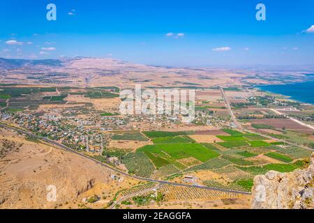 Vue aérienne du village de Migdal depuis le mont Arbel en Israël Banque D'Images