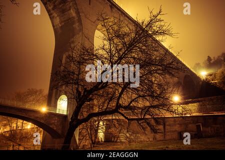 Vue nocturne du pont de Zaehringen, à Fribourg, en Suisse Banque D'Images