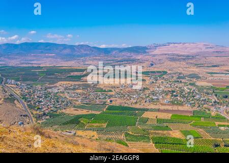 Vue aérienne du village de Migdal depuis le mont Arbel en Israël Banque D'Images