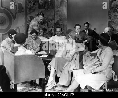 Le réalisateur EDMUND GOULDING et DOUGLAS FAIRBANKS SR sur le plateau Candid avec Extras sur Ocean Liner pendant le tournage de REDIRECTION POUR LA LUNE 1930 le réalisateur EDMUND GOULDING Story Irving Berlin et Edmund Goulding paramètres William Cameron Menzies Joseph M. Schenck Productions pour les productions de long métrage / United Artists Banque D'Images