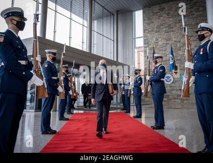 Alejandro Mayorkas, le secrétaire américain à la sécurité intérieure, marche sur le tapis rouge lorsqu'il arrive pour sa première journée de travail après avoir été confirmé comme le 7 février 2021 à Washington, DC. Banque D'Images