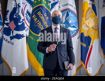 Alejandro Mayorkas, secrétaire américain à la sécurité intérieure, prononce un discours lors d'une cérémonie d'arrivée au siège de DHS le 2 février 2021 à Washington, DC. Banque D'Images