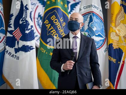 Alejandro Mayorkas, secrétaire américain à la sécurité intérieure, prononce un discours lors d'une cérémonie d'arrivée au siège de DHS le 2 février 2021 à Washington, DC. Banque D'Images