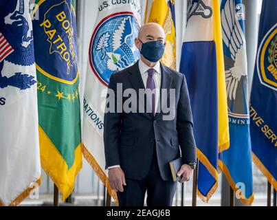 Alejandro Mayorkas, secrétaire américain à la sécurité intérieure, prononce un discours lors d'une cérémonie d'arrivée au siège de DHS le 2 février 2021 à Washington, DC. Banque D'Images