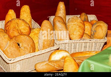 Variété de pain frais dans des paniers Banque D'Images