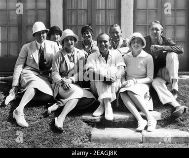 DOUGLAS FAIRBANKS Sr (au milieu) et le directeur EDMUND GOULDING (à l'extrême droite) Posez avec des golfeurs en visite aux studios United Artists à Hollywood pendant la production de REDIRECTION POUR LA LUNE 1930 réalisateur EDMUND GOULDING Story Irving Berlin et Edmund Goulding paramètres William Cameron Menzies Joseph M. Schenck Productions pour les productions de long métrage / United Artists Banque D'Images