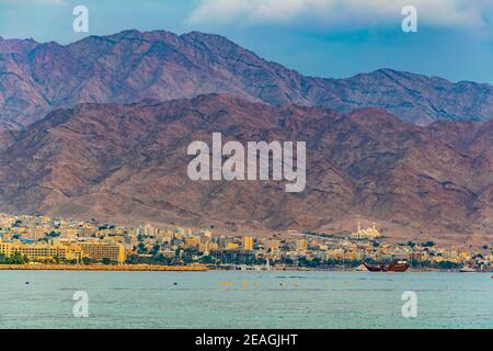 Vue sur le coucher du soleil sur la mer d'Aqaba en Jordanie Banque D'Images