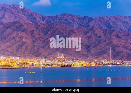 Vue sur le coucher du soleil sur la mer d'Aqaba en Jordanie Banque D'Images