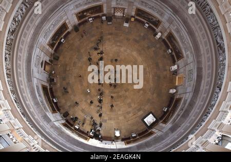 Washington, États-Unis. 09e février 2021. WASHINGTON, DC - 09 FÉVRIER : les responsables de la mise en accusation de la Chambre passent par la Rotunda du côté de la Chambre du Capitole des États-Unis à la salle du Sénat des États-Unis. Le deuxième procès de mise en accusation de l'ancien président américain Donald Trump commence le 9 février 2021 à Washington, DC. Les responsables de la mise en accusation de la Chambre des représentants vont faire savoir que Trump était « singulièrement responsable » de l'attaque du 6 janvier au Capitole des États-Unis et qu'il devrait être condamné et interdit de reprendre des fonctions publiques. (Photo de Win McNamee/Getty Images) crédit : SIPA USA/Alay Live News Banque D'Images