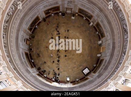 Washington, États-Unis. 09e février 2021. WASHINGTON, DC - 09 FÉVRIER : les responsables de la mise en accusation de la Chambre passent par la Rotunda du côté de la Chambre du Capitole des États-Unis à la salle du Sénat des États-Unis. Le deuxième procès de mise en accusation de l'ancien président américain Donald Trump commence le 9 février 2021 à Washington, DC. Les responsables de la mise en accusation de la Chambre des représentants vont faire savoir que Trump était « singulièrement responsable » de l'attaque du 6 janvier au Capitole des États-Unis et qu'il devrait être condamné et interdit de reprendre des fonctions publiques. (Photo de Win McNamee/Getty Images) crédit : SIPA USA/Alay Live News Banque D'Images