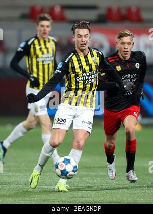 09-02-2021: Voetbal: Excelsior v vitesse: Rotterdam ROTTERDAM, PAYS-BAS - FÉVRIER 9: Patrick Vroegh de vitesse, Julian Baas d'Excelsior pendant le Th Banque D'Images