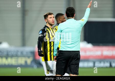 09-02-2021: Voetbal: Excelsior v vitesse: Rotterdam ROTTERDAM, PAYS-BAS - FÉVRIER 9: Maximilian Wittek de vitesse, arbitre Dennis Higler pendant le Th Banque D'Images