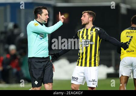 09-02-2021: Voetbal: Excelsior v vitesse: Rotterdam ROTTERDAM, PAYS-BAS - FÉVRIER 9: Arbitre Dennis Higler, Maximilian Wittek de vitesse pendant le Th Banque D'Images