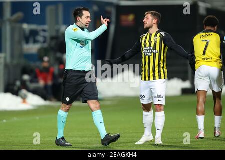 09-02-2021: Voetbal: Excelsior v vitesse: Rotterdam ROTTERDAM, PAYS-BAS - FÉVRIER 9: Arbitre Dennis Higler, Maximilian Wittek de vitesse pendant le Th Banque D'Images