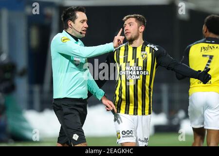 09-02-2021: Voetbal: Excelsior v vitesse: Rotterdam ROTTERDAM, PAYS-BAS - FÉVRIER 9: Arbitre Dennis Higler, Maximilian Wittek de vitesse pendant le Th Banque D'Images