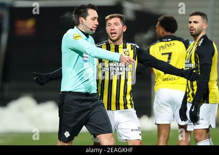 09-02-2021: Voetbal: Excelsior v vitesse: Rotterdam ROTTERDAM, PAYS-BAS - FÉVRIER 9: Arbitre Dennis Higler, Maximilian Wittek de vitesse pendant le Th Banque D'Images