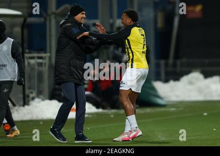 09-02-2021: Voetbal: Excelsior v vitesse: Rotterdam ROTTERDAM, PAYS-BAS - FÉVRIER 9: Lois Openda de vitesse célèbre avec l'entraîneur Thomas Letsch de Banque D'Images