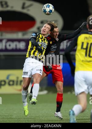 09-02-2021: Voetbal: Excelsior v vitesse: Rotterdam ROTTERDAM, PAYS-BAS - FÉVRIER 9: Patrick Vroegh de vitesse, Julian Baas d'Excelsior pendant le Th Banque D'Images