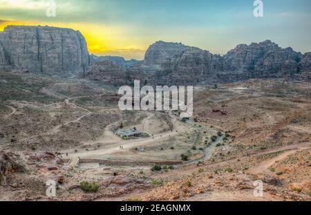 Vue sur la vallée de Petra en Jordanie au coucher du soleil Banque D'Images