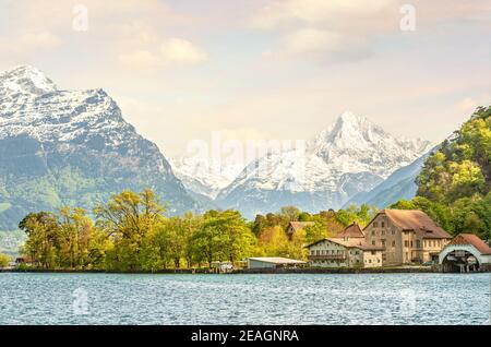 Quai d'expédition d'Isleten Isenthal au lac Urn, Urnersee, canton d'Uri, Suisse Banque D'Images