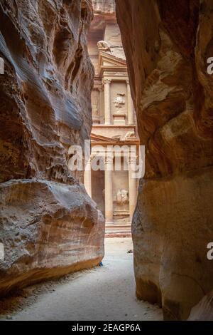 Vue sur la tombe d'Al Khazneh à travers le petit canyon de siq à Petra, en Jordanie Banque D'Images