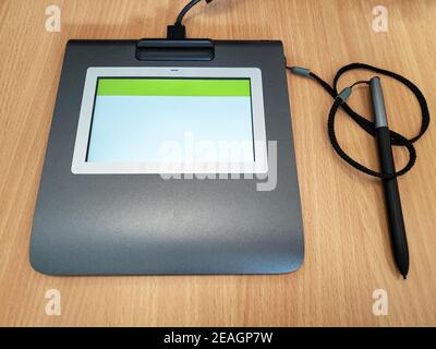 Numériseur de signature électronique sur un bureau, outils de travail technologiques Banque D'Images