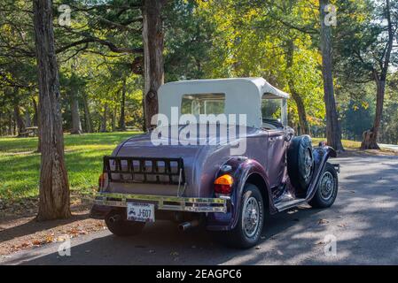 Voiture cabriolet Ford Roadster classique des années 1930 garée au Blue Licks Battlefield State Resort Park dans le Kentucky Banque D'Images