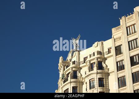 2021, février. Valence, Espagne. Image de la statue du bâtiment de l'Union sur le toit et du Fenix, avec espace de copie Banque D'Images