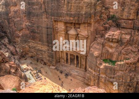 Vue aérienne du tombeau d'Al Khazneh également appelé Trésor à Petra, Jordanie Banque D'Images
