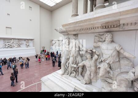 Berlin, Allemagne l'autel de Pergame, dans le musée de Pergame avec ses nombreux visiteurs. Banque D'Images