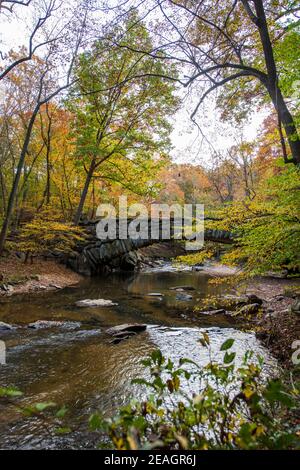 Cadres de feuillage d'automne Boulder Bridge dans Rock Creek Park, Washington, DC en automne. Banque D'Images