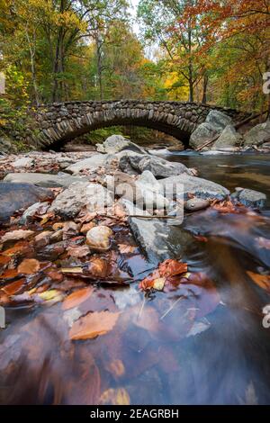 Cadres de feuillage d'automne Boulder Bridge dans Rock Creek Park, Washington, DC en automne. Banque D'Images