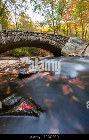 Cadres de feuillage d'automne Boulder Bridge dans Rock Creek Park, Washington, DC en automne. Banque D'Images