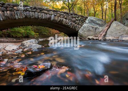 Cadres de feuillage d'automne Boulder Bridge dans Rock Creek Park, Washington, DC en automne. Banque D'Images