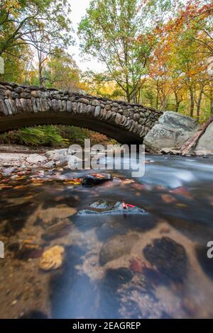 Cadres de feuillage d'automne Boulder Bridge dans Rock Creek Park, Washington, DC en automne. Banque D'Images