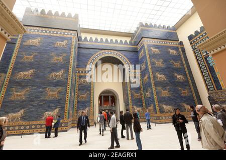 Berlin, Allemagne visiteurs en face de la porte d'Ishtar reconstruite au Musée Pergamon. Banque D'Images