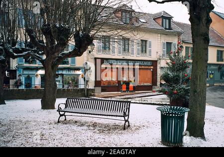 AJAXNETPHOTO. 2009. LOUVECIENNES (FRANCE). - CENTRE ENNEIGÉ À NOËL ; LIEU FRÉQUENTÉ PAR DES ARTISTES DU XIXE SIÈCLE DONT CAMILLE PISSARRO ET ALFRED SISLEY. PHOTO:JONATHAN EASTLAND/AJAX REF:TC2587 21 20A. Banque D'Images