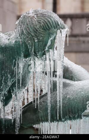 Londres, Royaume-Uni. 09 févr. 2021. Météo au Royaume-Uni : une fontaine gelée recouverte de glace à Trafalgar Square. Temps froid causé par la tempête Darcy. Crédit: Waldemar Sikora Banque D'Images