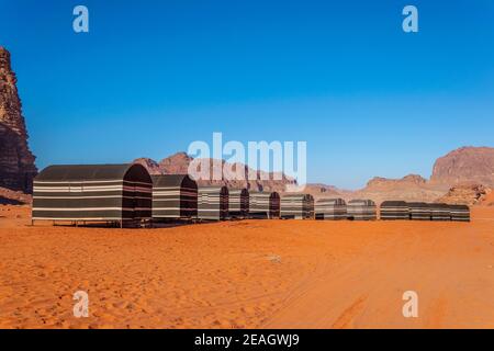 Camping touristique à Wadi Rum, Jordanie Banque D'Images