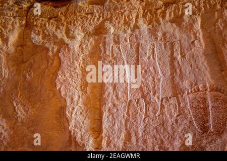 Inscriptions anciennes à Khazali siq dans le désert de Wadi Rum jordanie Banque D'Images