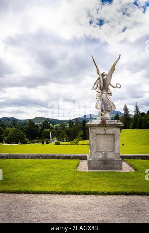 La statue de l'ange surplombe les jardins de Powerscourt en Irlande. Wiclow montagnes en arrière-plan Banque D'Images