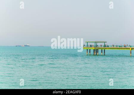 vue d'un quai pénétrant dans la mer derrière le Souq Sharq au Koweït Banque D'Images