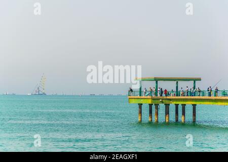 vue d'un quai pénétrant dans la mer derrière le Souq Sharq au Koweït Banque D'Images