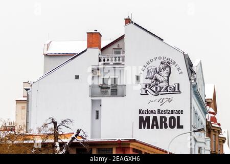 Velkopovický Kozel, publicité pour la bière Kozel peinte sur la façade d'un immeuble d'appartements à Prague Smichov le 10 février 2021 à Prague, cz Banque D'Images