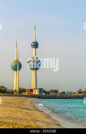 Vue sur les tours du Koweït - le monument le plus connu De Koweït City - d'une plage Banque D'Images
